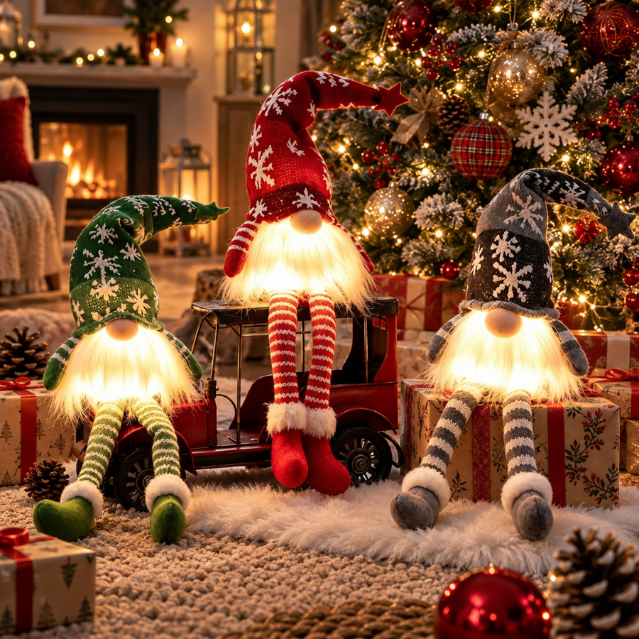 Trois lutins de Noël lumineux installés près du sapin décoré