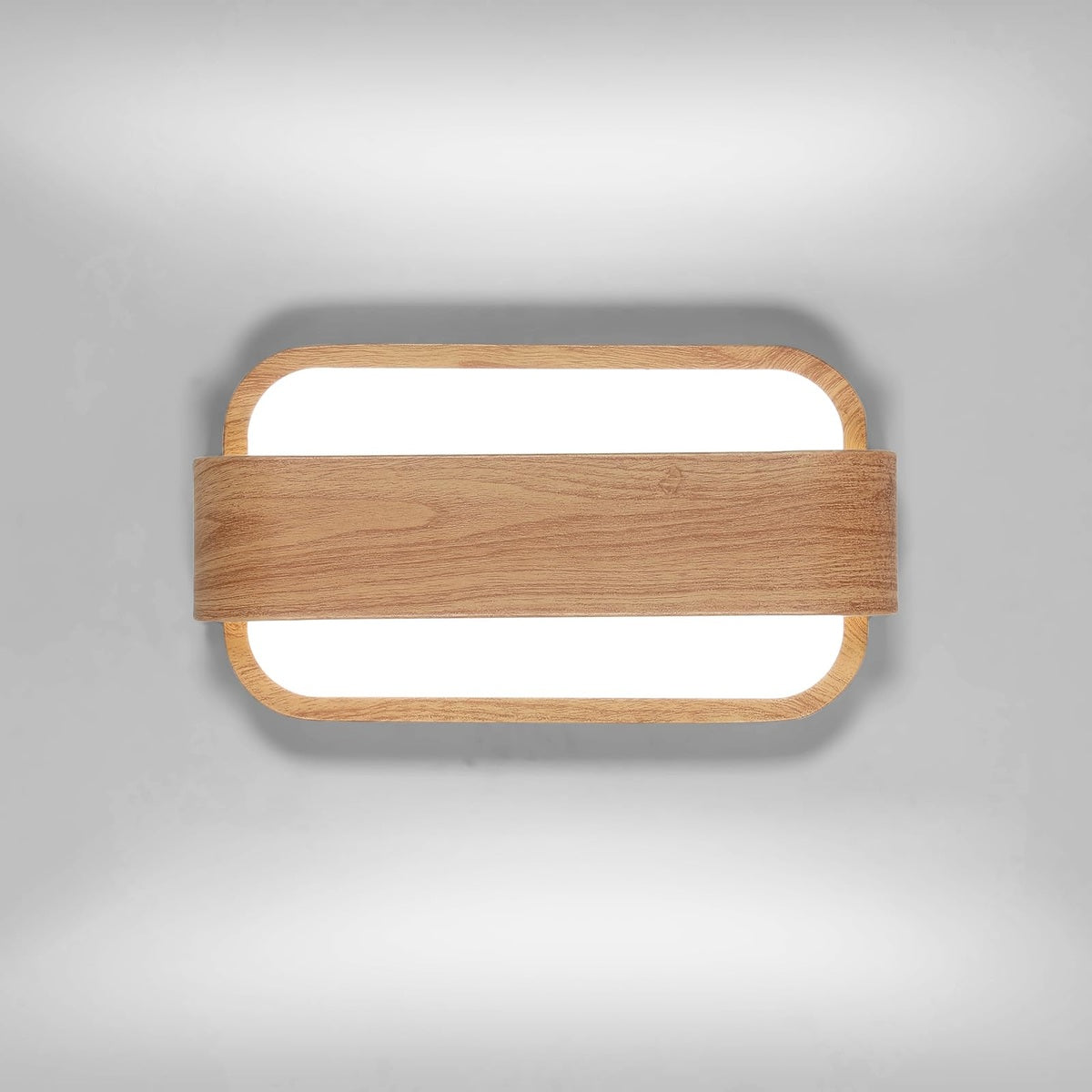 Applique murale LED asymétrique bande bois naturel centre surface lumineuse ovale sur fond gris neutre