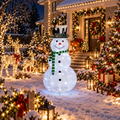 Bonhomme de neige lumineux de Noël installé dans un jardin enneigé