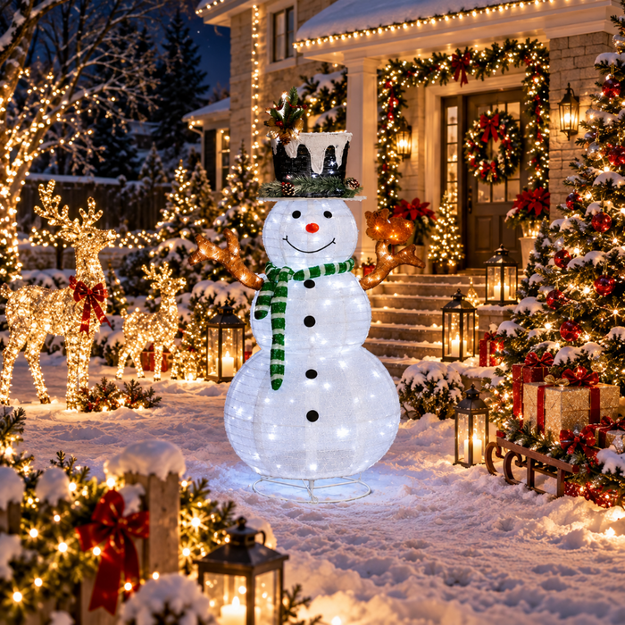 Bonhomme de neige lumineux de Noël installé dans un jardin enneigé