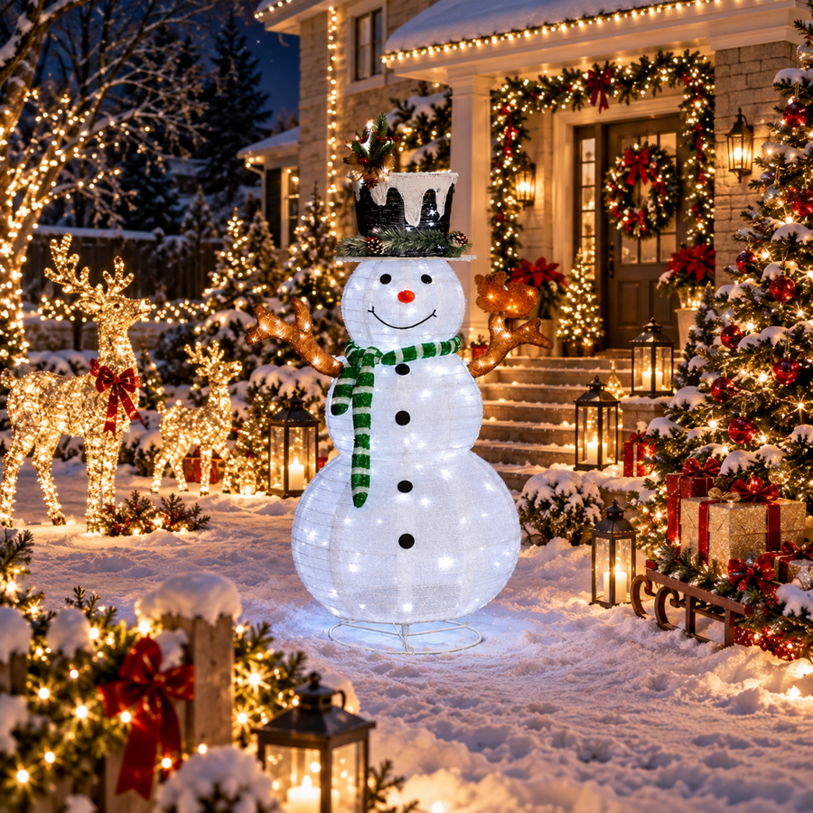 Bonhomme de neige lumineux de Noël installé dans un jardin enneigé