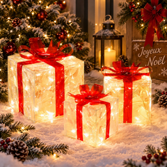 Trois cadeaux lumineux LED créent une ambiance chaleureuse dans un salon décoré pour Noël.