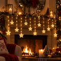 Guirlande lumineuse étoiles illuminant une cheminée décorée pour Noël