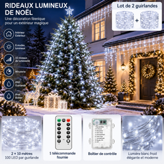 Guirlande lumineuse de Noël blanc froid installée sur un grand sapin extérieur enneigé, avec décoration festive du jardin.
