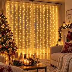 Guirlande rideau de Noël 300 LED blanc chaud de 3 × 3 mètres installée dans un intérieur festif