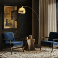 Lampadaire moderne laiton doré mat lumière chaude salon élégant fauteuils velours bleu nuit