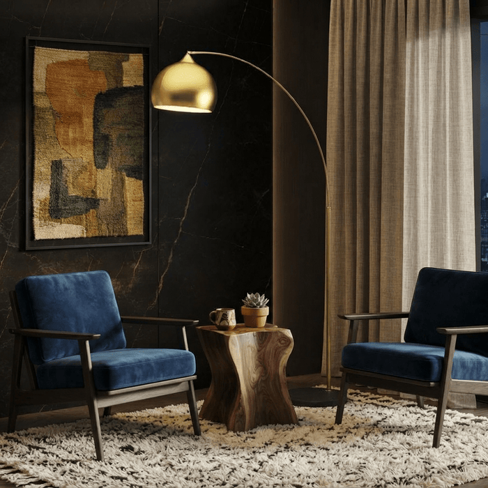 Lampadaire moderne laiton doré mat lumière chaude salon élégant fauteuils velours bleu nuit