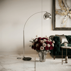 Lampadaire acier inoxydable poli bordure évasée intérieur luxueux canapé vert capitonné marbre blanc