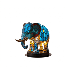 Vue de profile de la lampe de chevet en forme d'éléphant et vitraux 