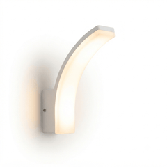Applique murale LED blanche profil incurvé moderne vue angle oblique fond blanc diffuseur plastique translucide