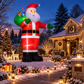 Père Noël gonflable géant de 427 cm installé dans un jardin enneigé avec de nombreuses décorations lumineuses de Noël.