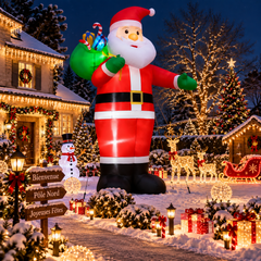 Père Noël gonflable illuminé au milieu d’un jardin décoré avec sapins, cadeaux, lanternes et illuminations de Noël.