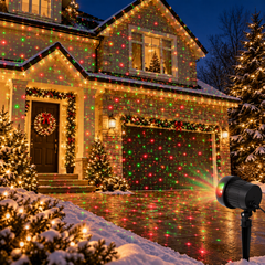 Projecteur lumineux de Noël RGB installé dans un jardin enneigé