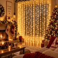 Rideau lumineux de Noël 300 LED blanc chaud décorant une grande fenêtre avec une ambiance chaleureuse