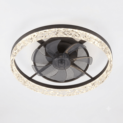 Vue de face du ventilateur de plafond moderne pour chambre, cuisine ou salon