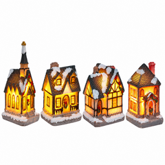 Quatre maisons miniatures de Noël lumineuses avec toits enneigés, détails décoratifs et éclairage LED blanc chaud présentées ensemble sur fond blanc pour montrer clairement le produit.