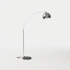 Lampadaire industriel chrome brillant courbe fluide vue latérale studio fond blanc neutre